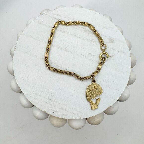 Vintage Praying Hands Mary Etched Charm Bracelet Gold Tone Snail Chain 6.5” - Picture 5 of 6
